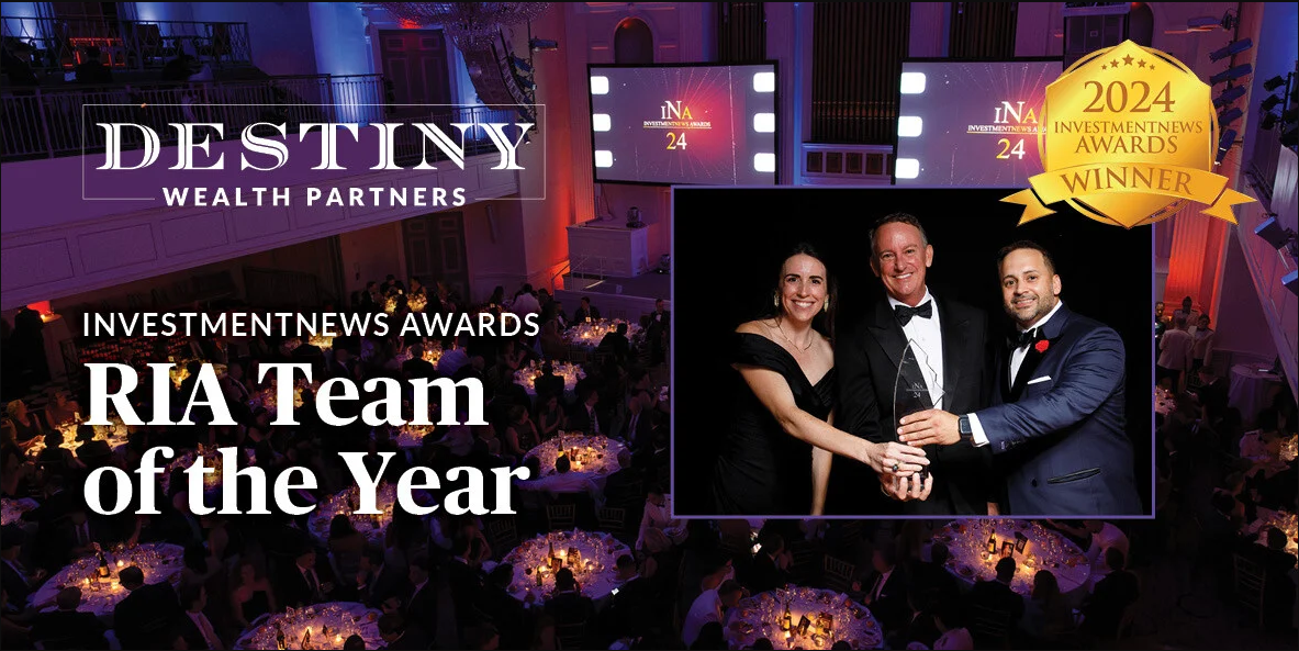 Tom Ruggie Accepts Award from InvestmentNews